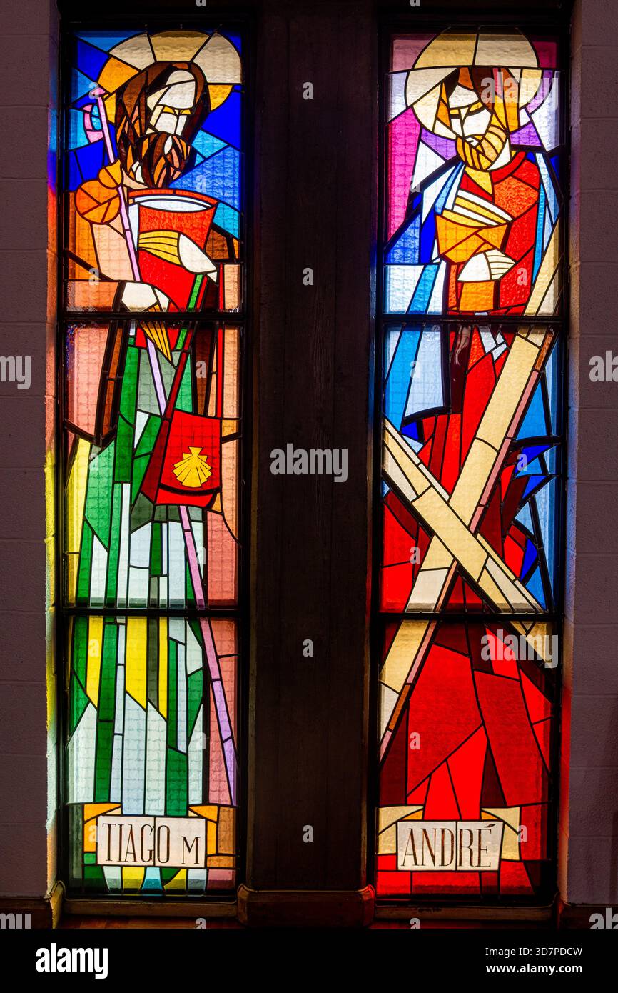 Buntglasfenster mit religiösen Motiven von Tiago und Andre in der Kirche von São Domingos de Benfica. Lissabon-Portugal. Stockfoto