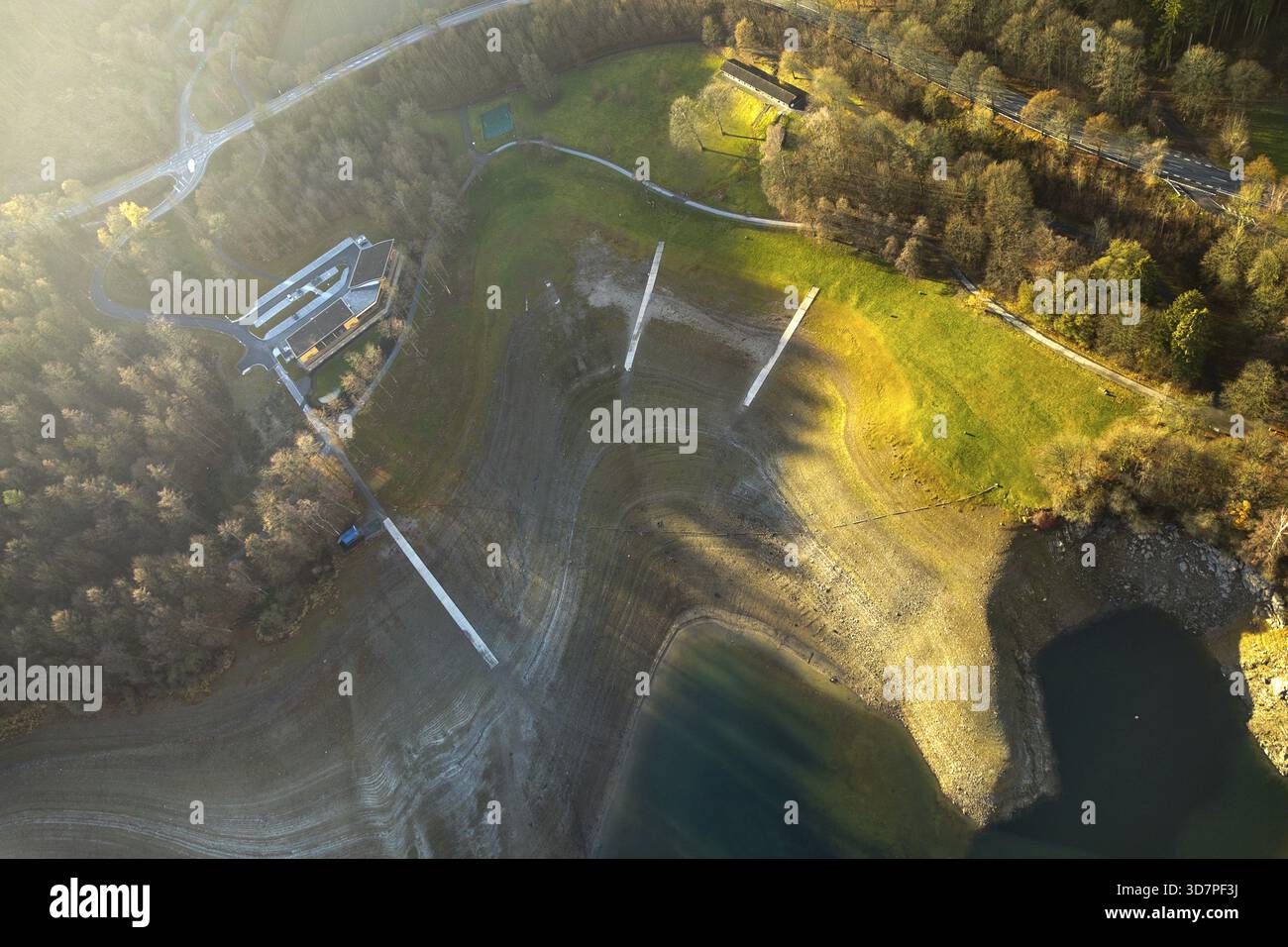 Luftblick, Niedrigwasser, Schiffsangegegegegesteg Restaurant H1 am See, Berghauser Bucht - Badestrand, Hennesee, Hennetalsperre, Stausee, Bundesstraße Stockfoto