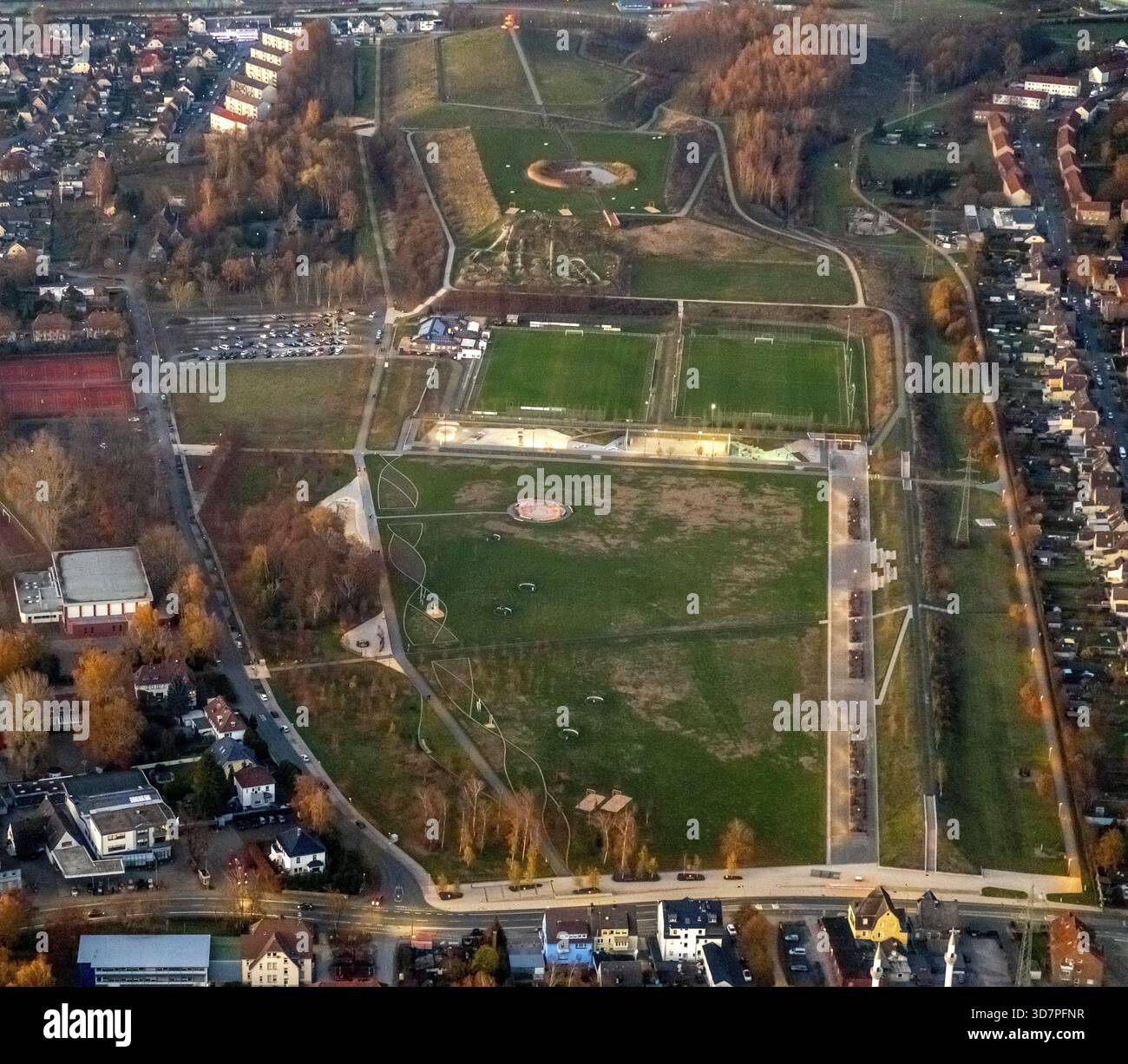 Lippepark Hamm - Schacht Franz in der Daemmerung, Herringen, Hamm, Ruhrgebiet, Nordrhein-Westfalen, Deutschland Stockfoto