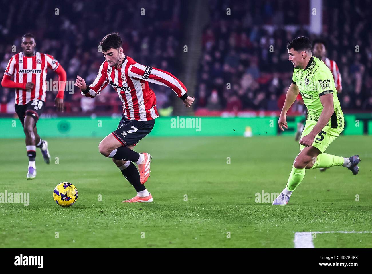 Während des Sky Bet Championship-Spiels zwischen Sheffield United und Portsmouth in der Bramall Lane, Sheffield am Mittwoch, den 26. November 2025. (Foto: Simon Hall | MI News) Credit: MI News & Sport /Alamy Live News Stockfoto