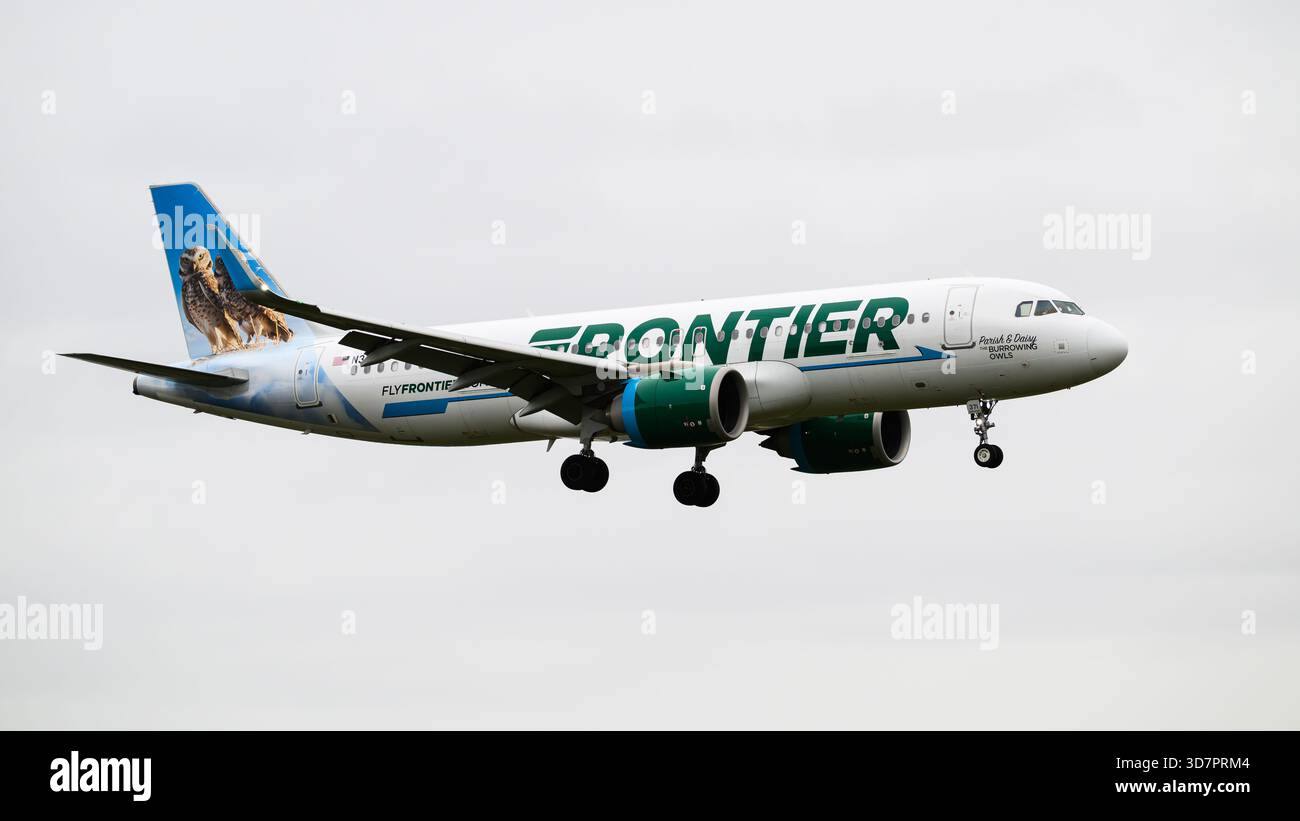 Everett WA, USA - 24. November 2025; Flugzeug des Frontier-Fluges A320neo auf Endanflug zur Landung der Registrierung N371FR Stockfoto