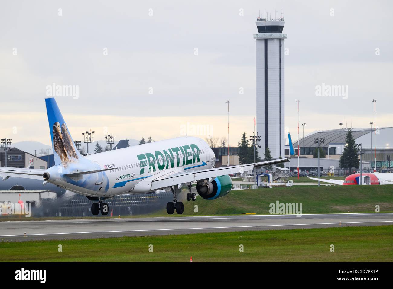 Everett WA, USA – 24. November 2025; Frontier-Flug Airbus A320neo landet bei Paine Field KPAE mit Kontrollturm Stockfoto