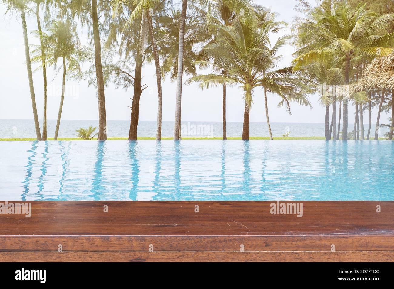 Leerer Holztisch auf dem Schwimmbecken mit Meereshintergrund Stockfoto