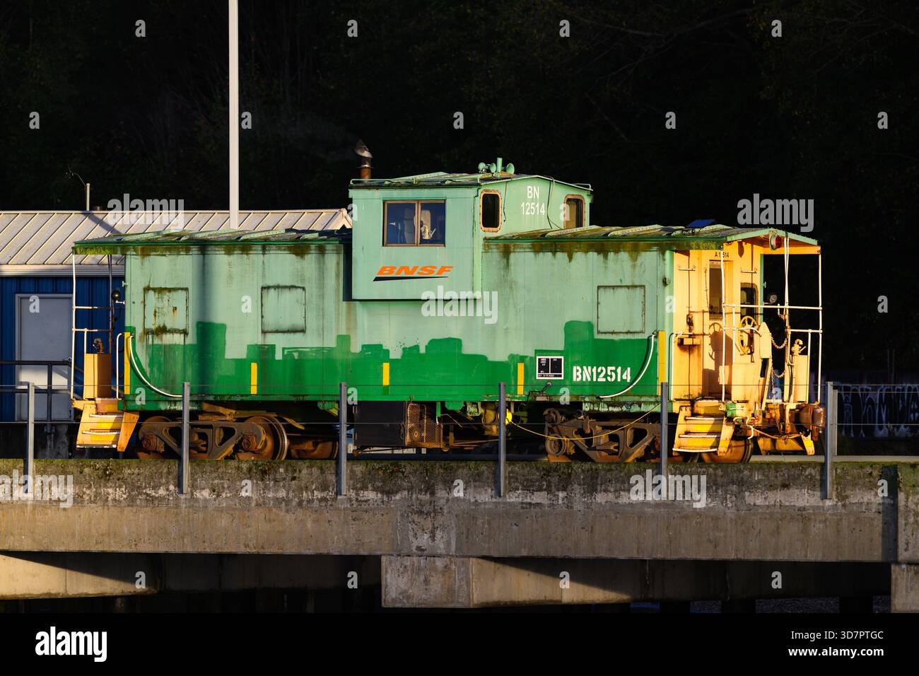 Everett WA, USA - 24. November 2025; BNSF-Eisenbahnkaboose parkt bei warmem Licht Stockfoto