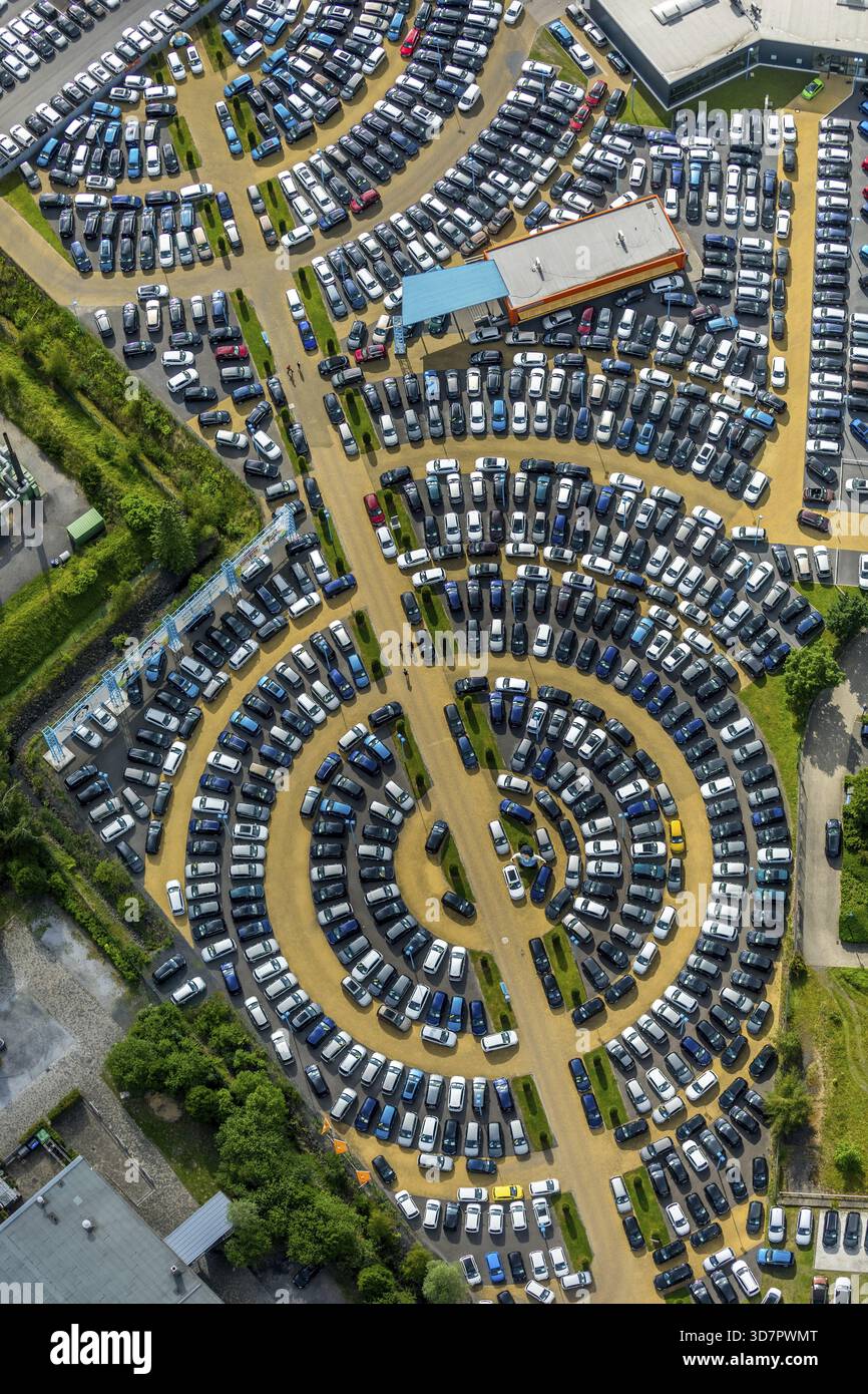 Neuwagen- und Gebrauchtwagenmarkt sowie Parkplätze auf dem Haufe der Zeche Radbod Schacht 1+2 bei der W. POTTHOFF GmbH, Internet-Autohändler Stockfoto