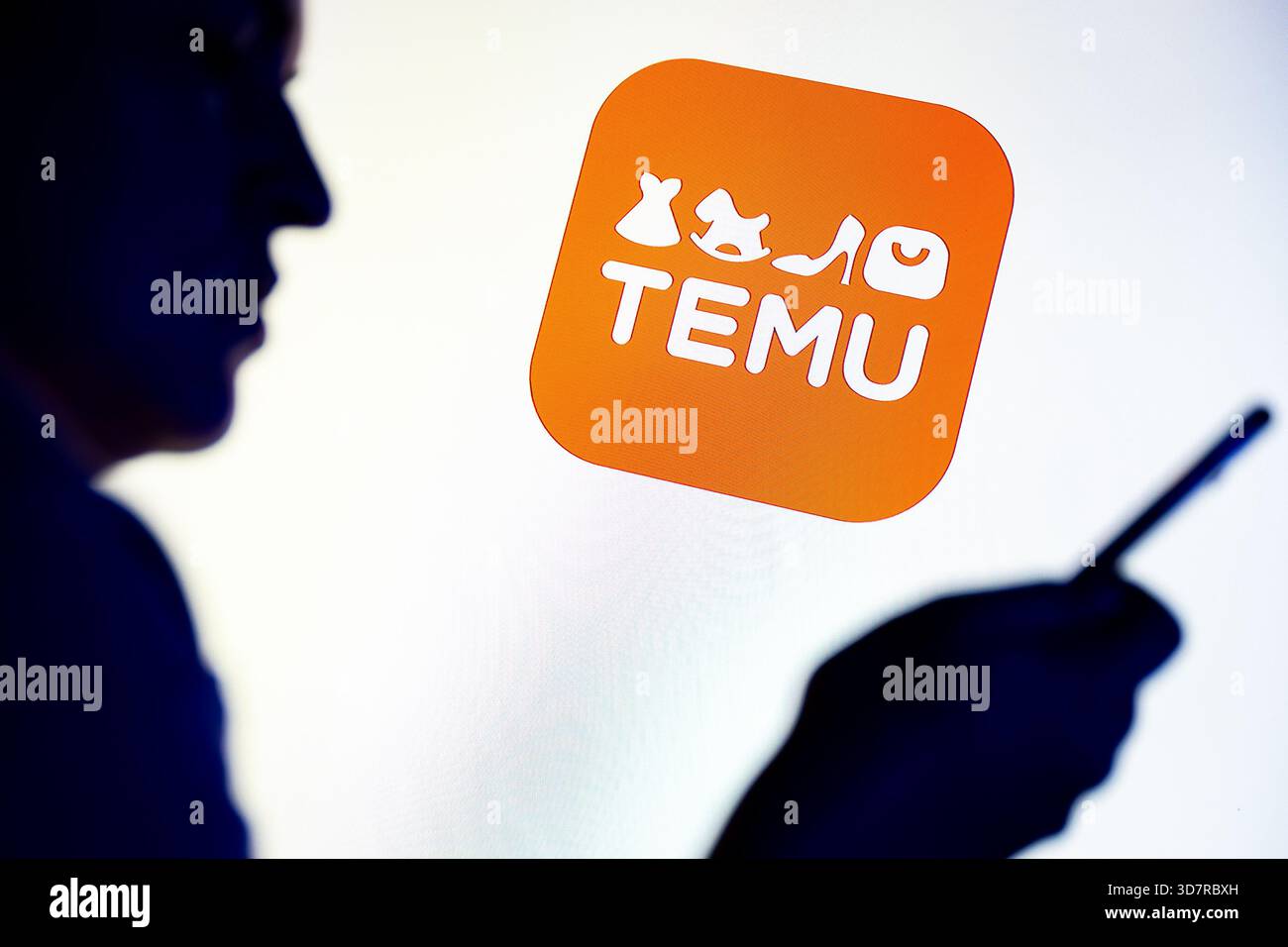 Polen. November 2025. In dieser Abbildung ist ein Temu-Logo auf dem Fernseher zu sehen. (Foto von Mateusz Slodkowski/SOPA Images/SIPA USA) *** ausschließlich für redaktionelle Nachrichten *** Credit: SIPA USA/Alamy Live News Stockfoto