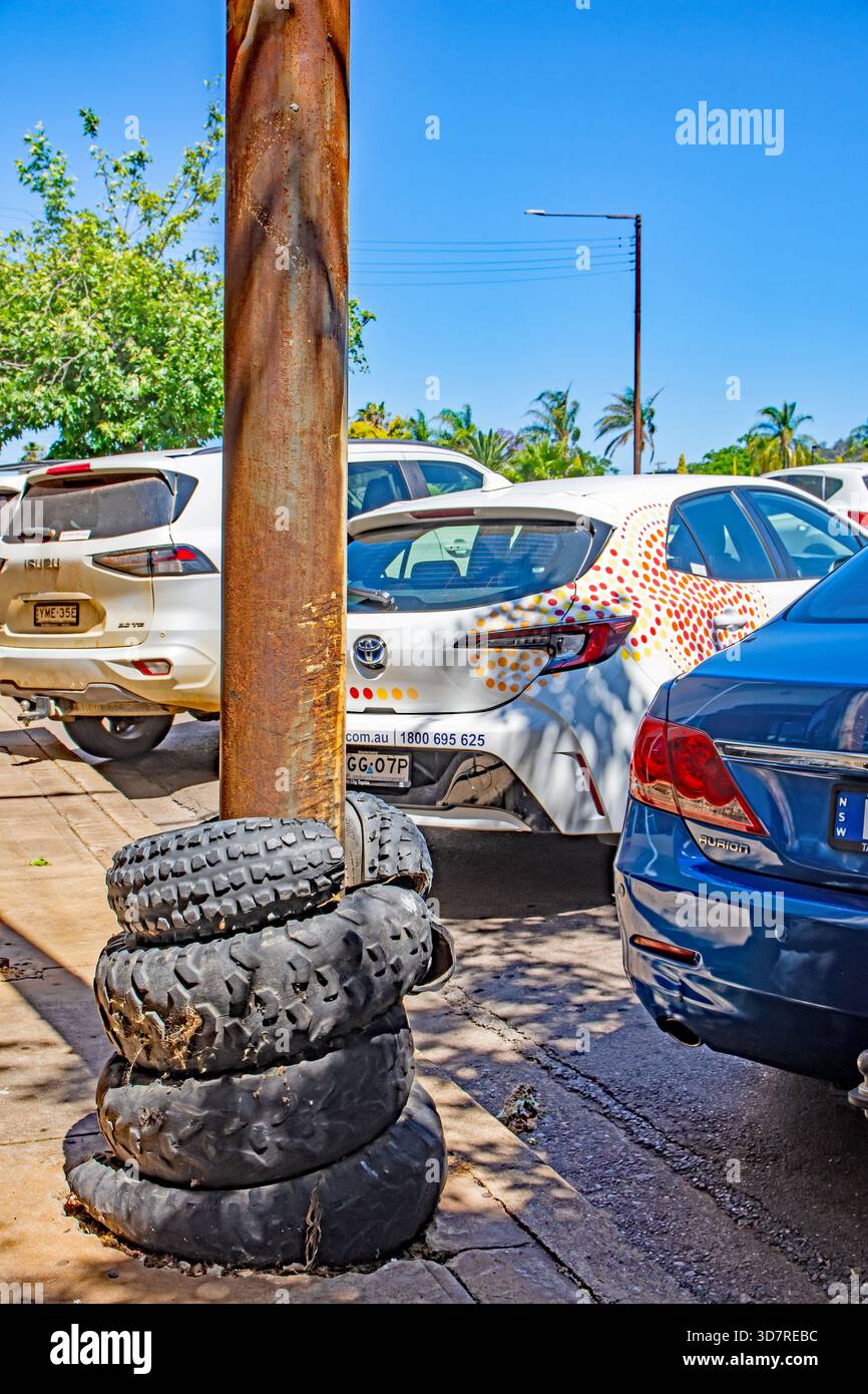 Alte LKW-Reifen, die um einen Stromanschluss gewickelt sind, um Rückwärtsparken vor Schäden zu schützen. Stockfoto