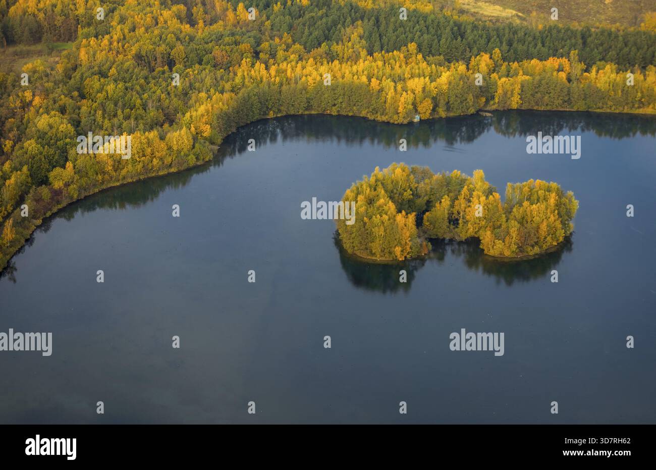 Aus der Vogelperspektive, Heidesee Kirchhellen Grafenwald, Inseln mit Herbstwald, farbenfrohe Herbstblätter, Bergbecken, Kohlebergbau bei der Zeche Prosper Stockfoto