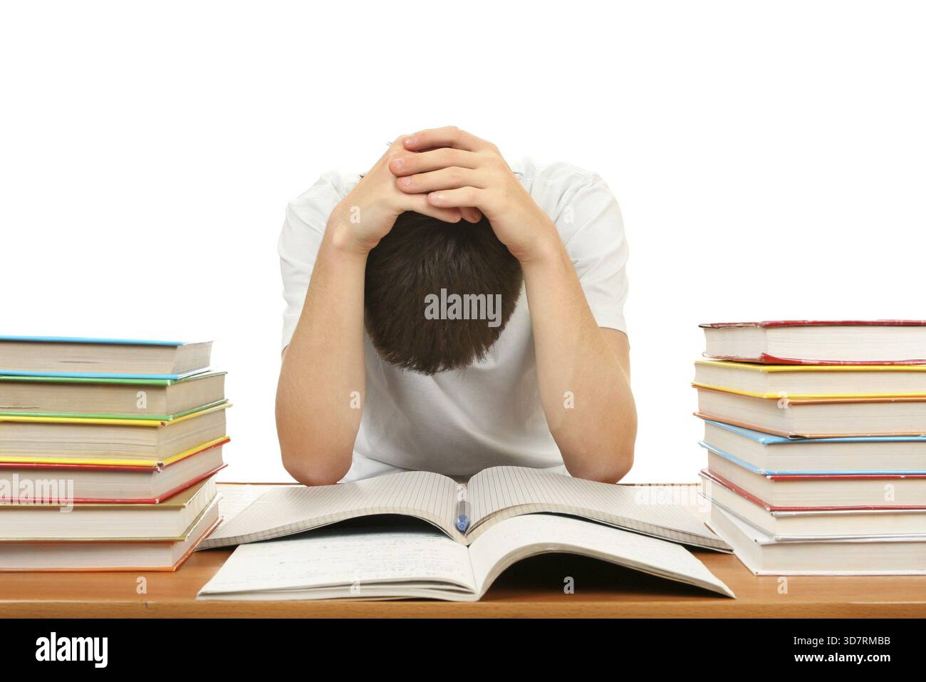 Traurige und müde Studentin am Schulschalter auf weißem Hintergrund Stockfoto