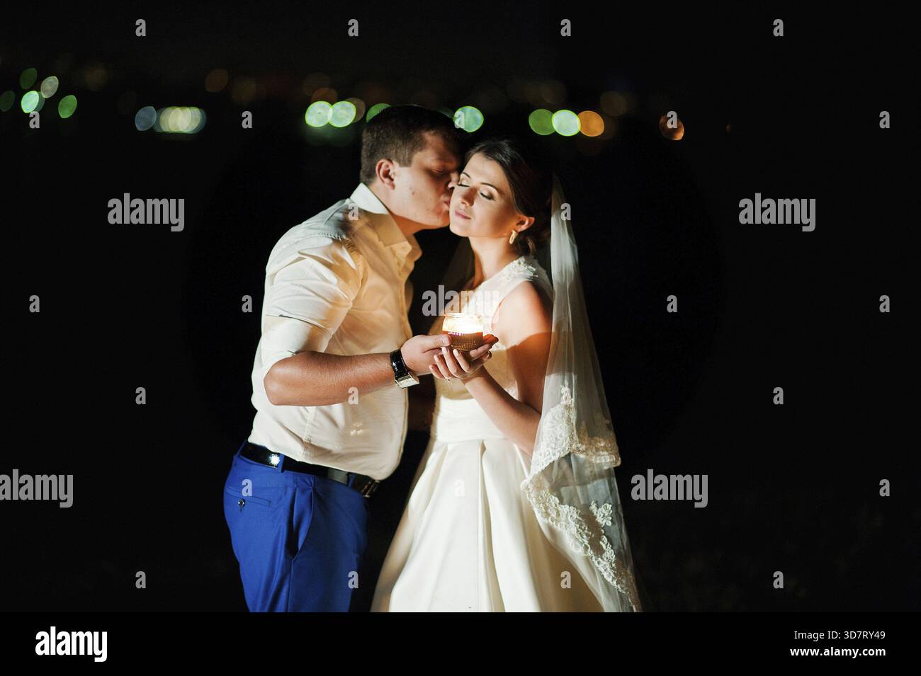 Glückliche Ehe in der Nacht mit Kerzen Stockfoto