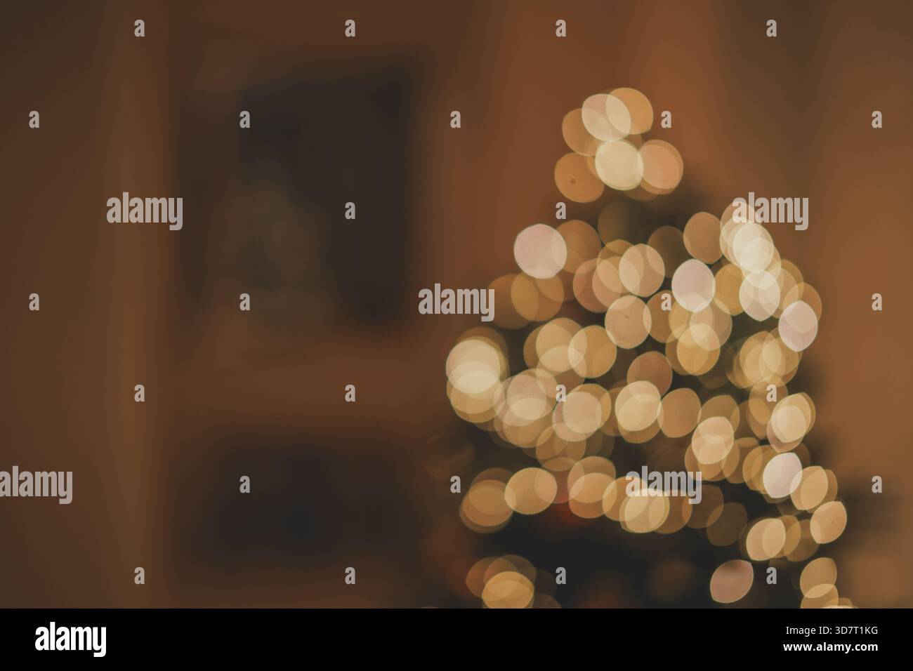 Nahaufnahme des Weihnachtsbaums Bokeh in warmem Orange (leichte Unschärfen) Stockfoto