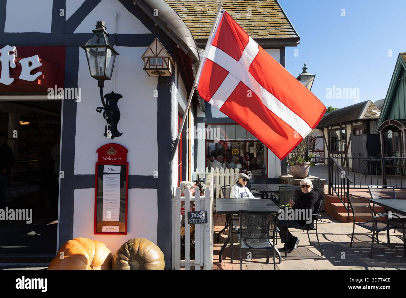Dänische Flagge vor dem Café mit Sitzgelegenheiten im Freien in Solvang, Kalifornien Stockfoto