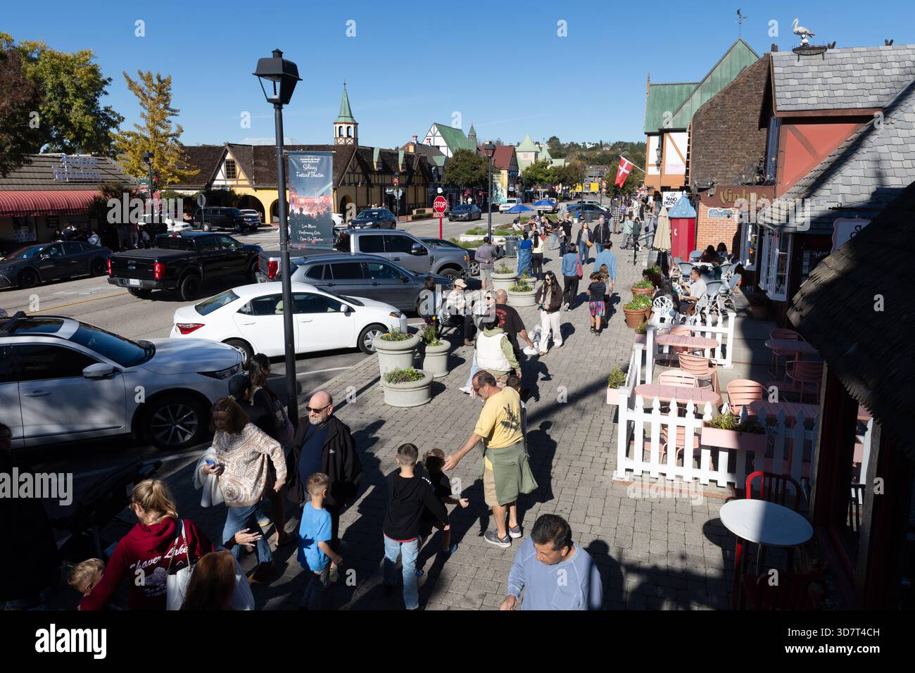 Menschenmassen laufen durch die geschäftige Touristenstraße in Solvang, Kalifornien Stockfoto