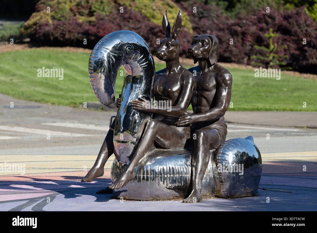 Bronzeskulptur eines anthropomorphen Paares auf aufblasbarem Schwan im Golden Gate Park Stockfoto