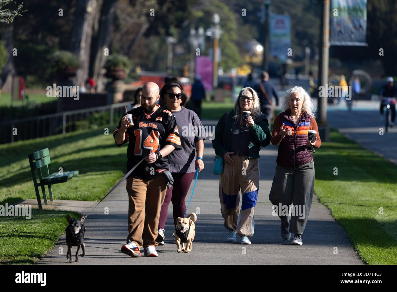 Gruppe von Menschen, die Hunde laufen und Kaffee trinken im Golden Gate Park Stockfoto