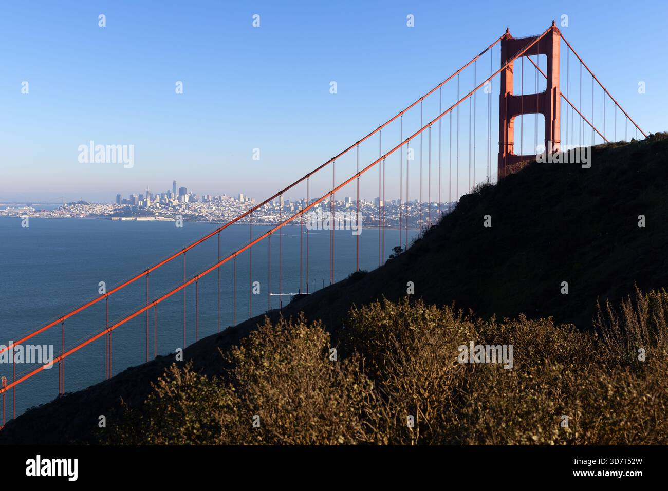 Golden Gate Bridge und San Francisco Skyline hinter Coastal Hill Stockfoto