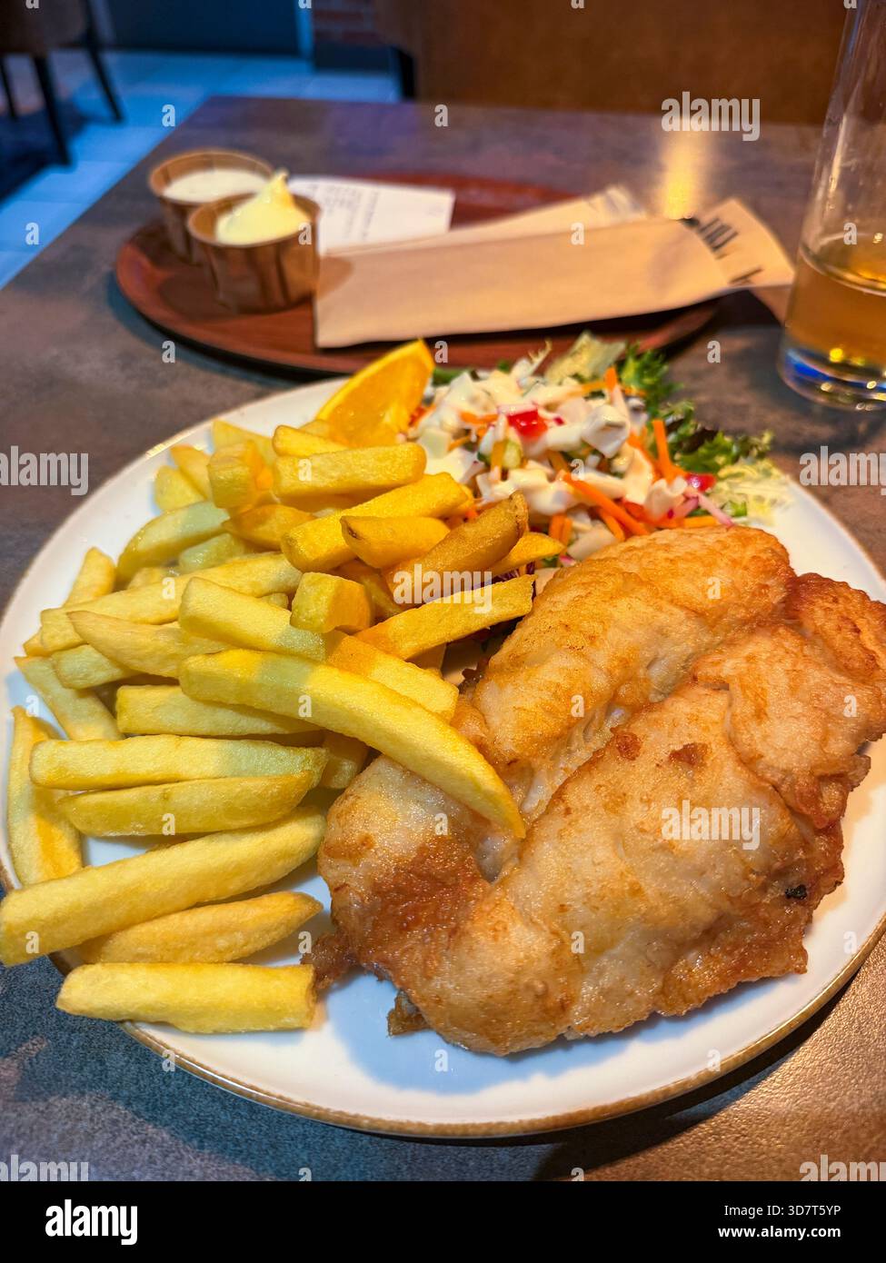 Fish and Chips, Lauwersoog, Niederlande - Smartphone-aufgenommenes Stockfoto