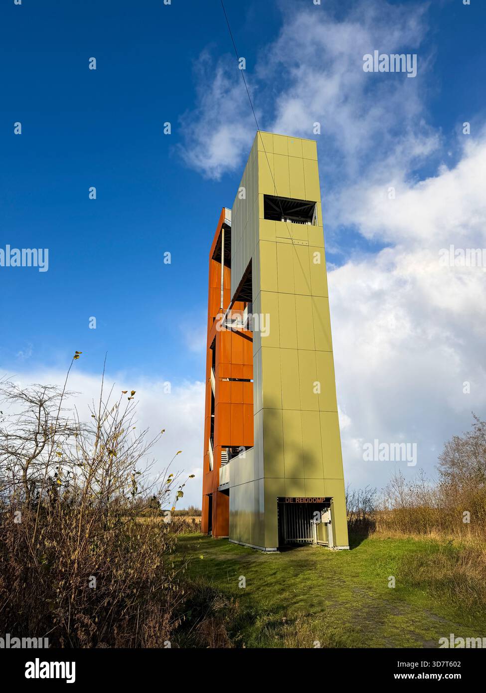 Das 25 Meter hohe Observatorium Uitkijktoren Reiddomp bedeutet den „de Reiddomp Aussichtsturm“ im Nationalpark Lauwersmeer, Niederlande. - Smartphone-aufgenommenes Stockfoto