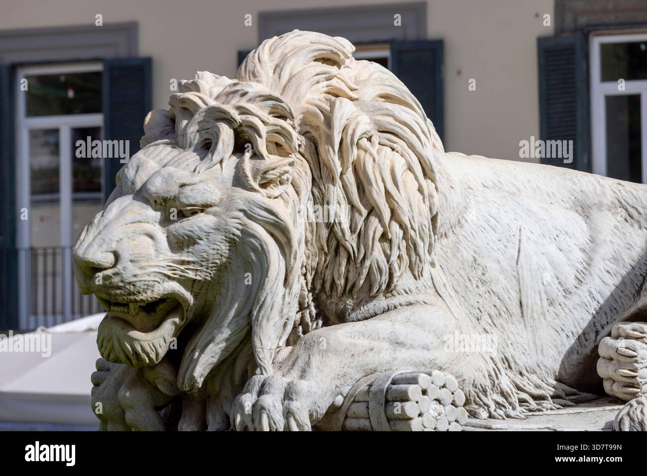 Neapel, Italien - 27. Juni 2021: Löwenstatue aus Stein am Fuß des Denkmal für die Märtyrer auf der Piazza dei Martiri. Stockfoto
