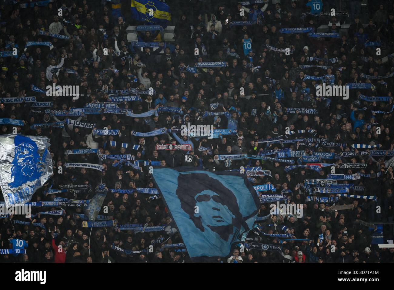 Napoli Fans jubeln beim Fußballspiel der UEFA Champions League 2025/2026 zwischen dem SSC Napoli und Qarabag FK im Diego Armando Maradona Stadion in Neapel (Italien) am 25. November 2025 an. Stockfoto