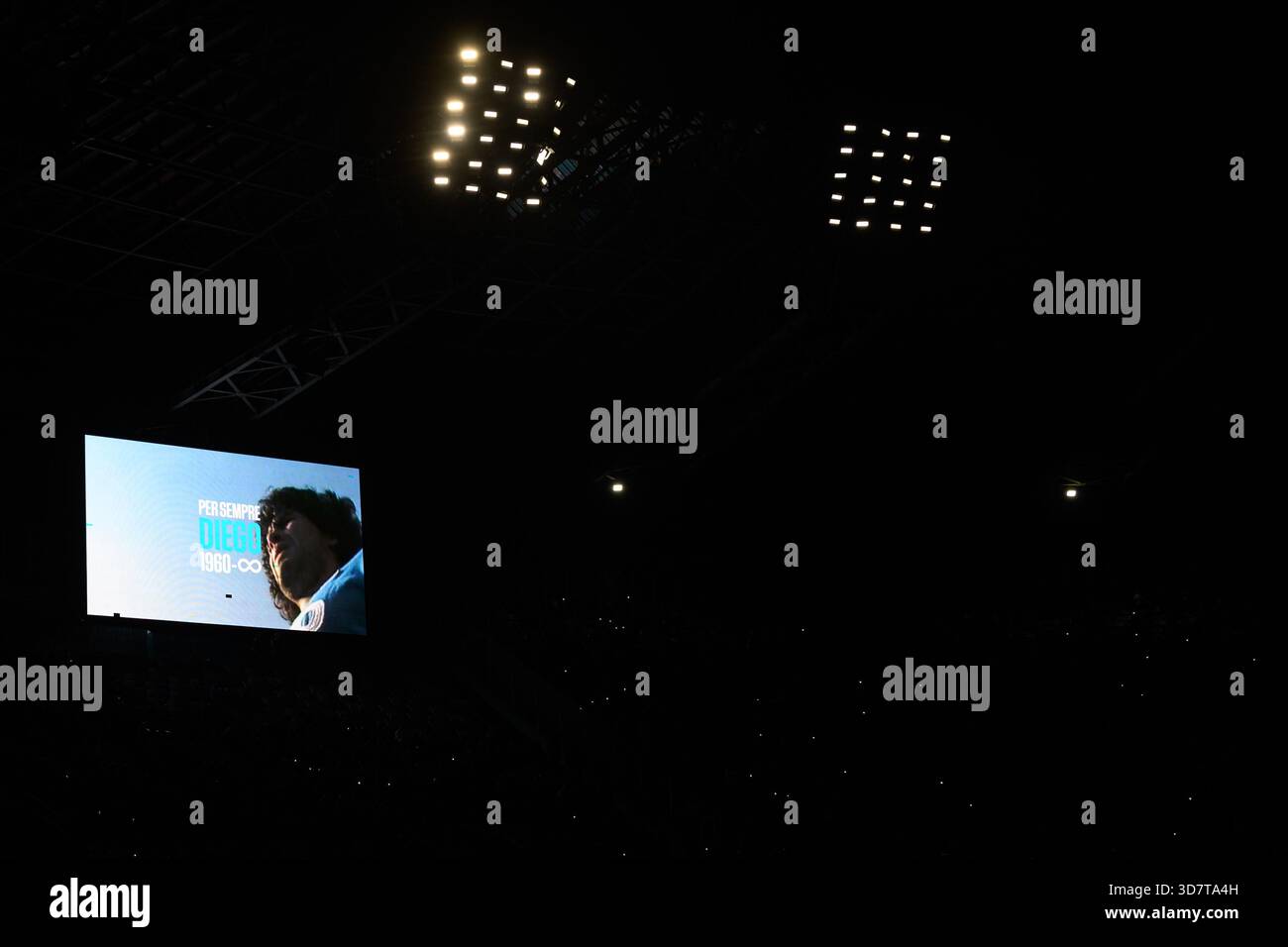 Ein Bild von Diego Armando Maradona wird anlässlich seines Todestages während des Fußballspiels der UEFA Champions League 2025/2026 zwischen dem SSC Napoli und Qarabag FK im Diego Armando Maradona Stadion in Neapel (Italien) am 25. November 2025 auf dem Bildschirm gezeigt. Stockfoto