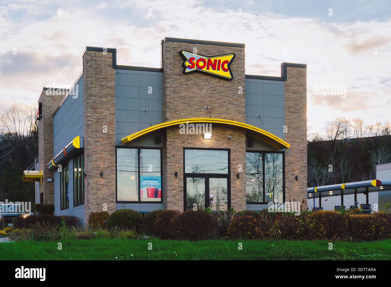 DeWitt, NY – 19. November 2025: Sonic, oder Sonic Drive-in, ist eine US-amerikanische Fast-Food-Restaurantkette, die für ihre Drive-in- und Carhop-Services bekannt ist Stockfoto