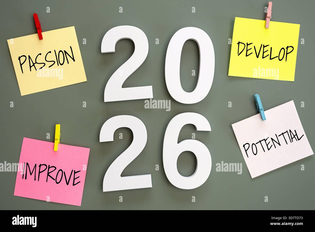 4 Post-it-Büroklammer auf einer grünen Tafel mit der Nummer 2026 in der Mitte und Wort Leidenschaft, entwickeln, verbessern, Potential herum. Neujahrsziel Stockfoto