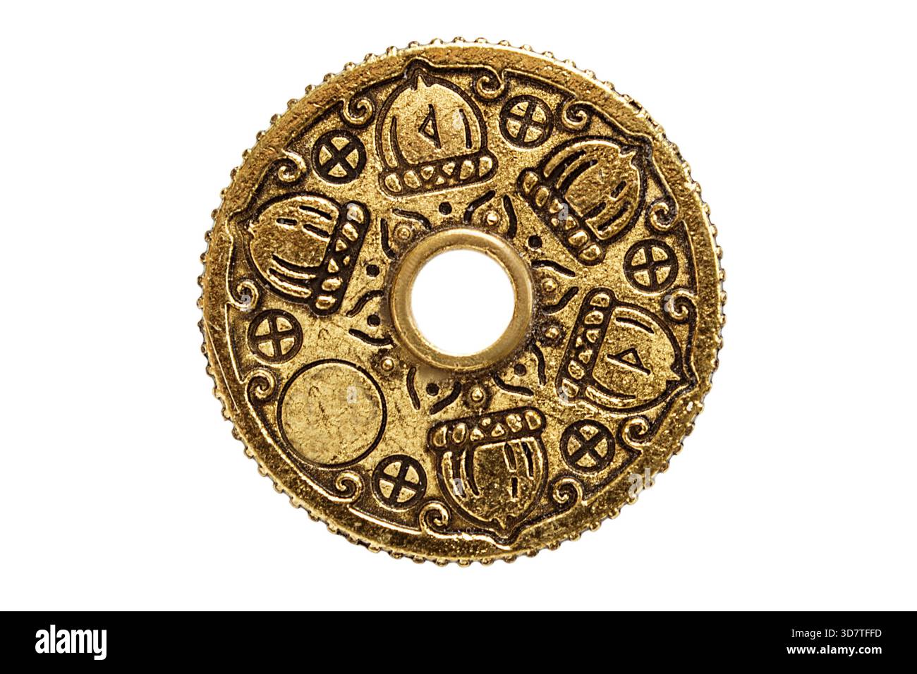Goldene Glücksbringer spirituelle Münze isoliert auf weißem Hintergrund Stockfoto
