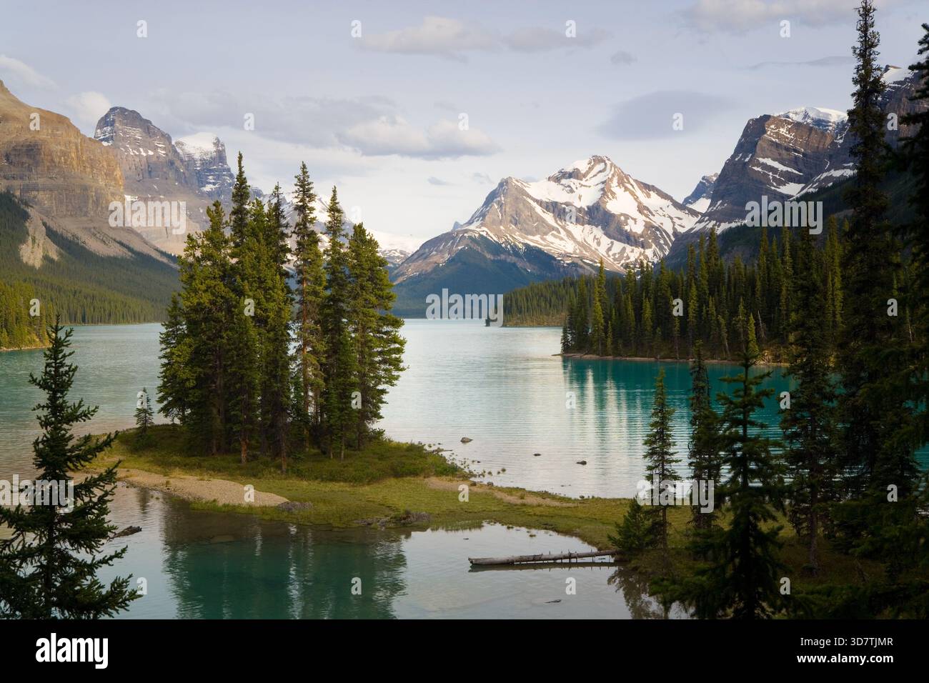 Blick von Spirit Island auf den Maligne Lake und die umliegenden Berge, Jasper National Park, Rocky Mountains, Alberta, Kanada Stockfoto