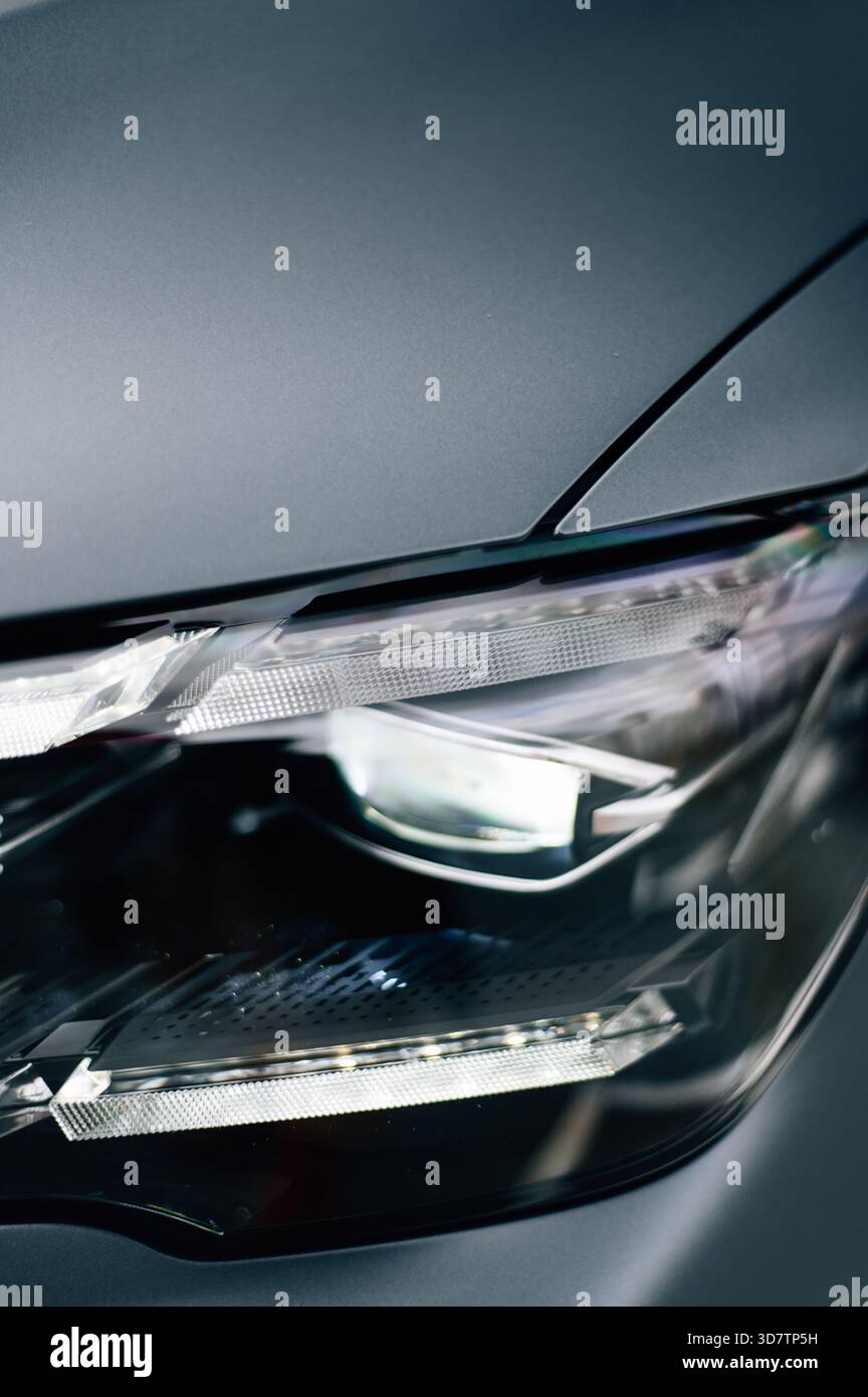 Scheinwerfer eines grauen Autos. Hochwertige Fotos Stockfoto