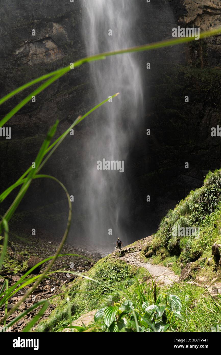 Wanderer am Fuße der Gocta Falls, wo die dramatische Skala Perus hervorgehoben wird Stockfoto