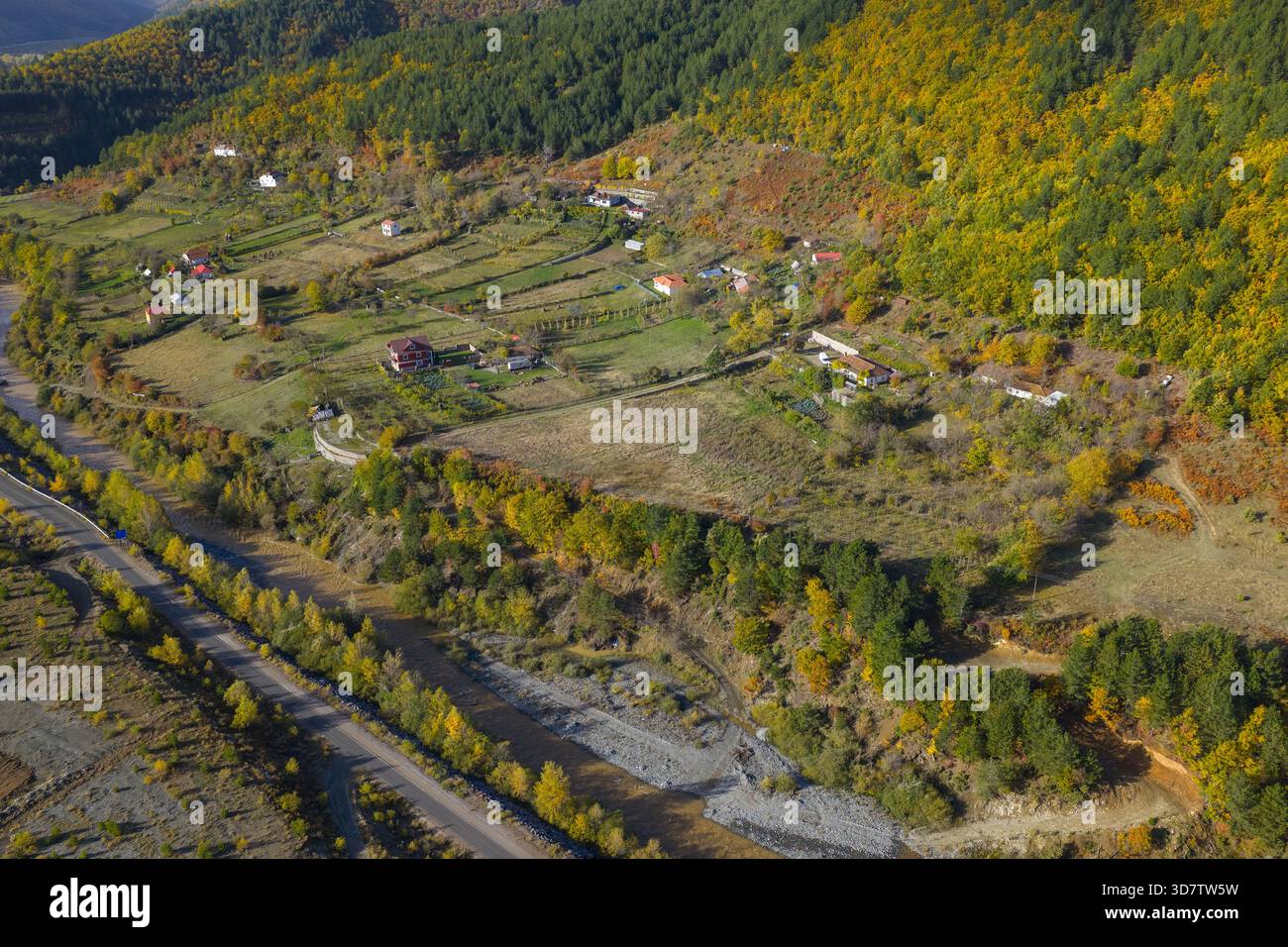 Blick aus der Vogelperspektive auf das Dorf Zall-Xhuxhë, umgeben von Herbstwäldern und Feldern in den Bergen des Bezirks Mirditë. Stockfoto