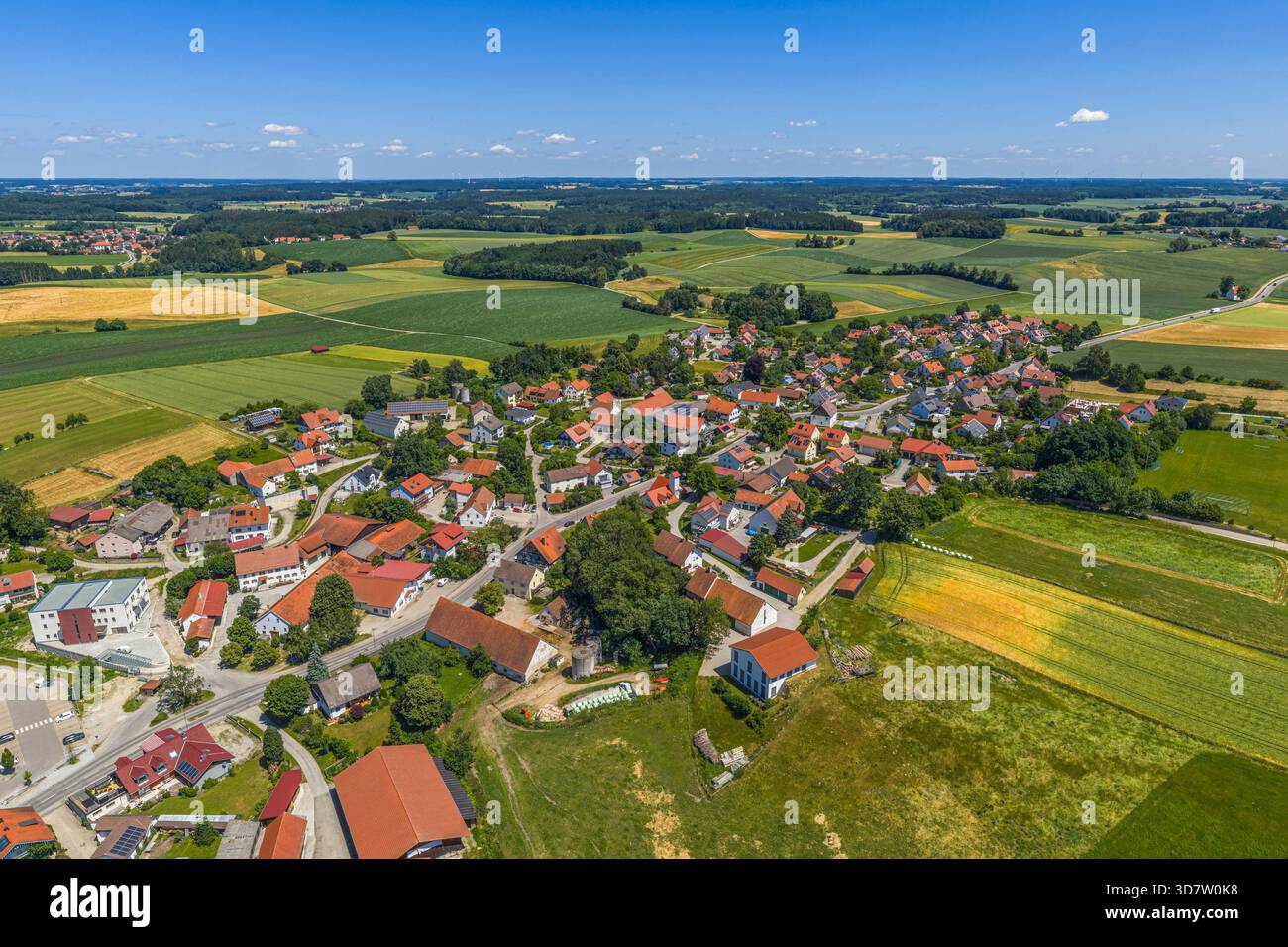 Blick auf die südliche Wittelsbachregion um das Dorf Ried bei Mering im Landkreis Aichach-Friedberg Stockfoto