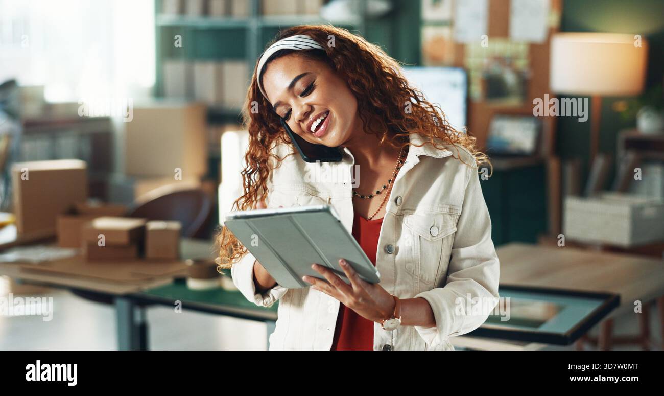 Telefonanruf, Versand und Frau mit Tablet im Büro für Vertriebsgeschäfte, Verhandlungen oder Lachen. Technologie, Person oder E-Commerce-Unternehmer sprechen für Stockfoto