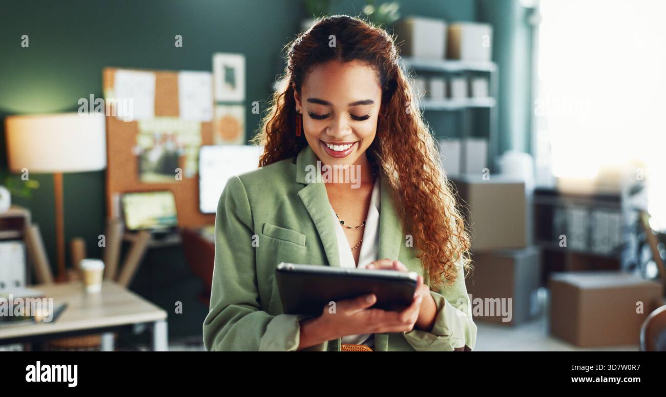 Kleine Unternehmen, Versand und Frau im Büro auf Tablet für Lieferkette, Online-Bestellungen und -Vertrieb. Happy, Startup und Person für digitale Technologie für Stockfoto