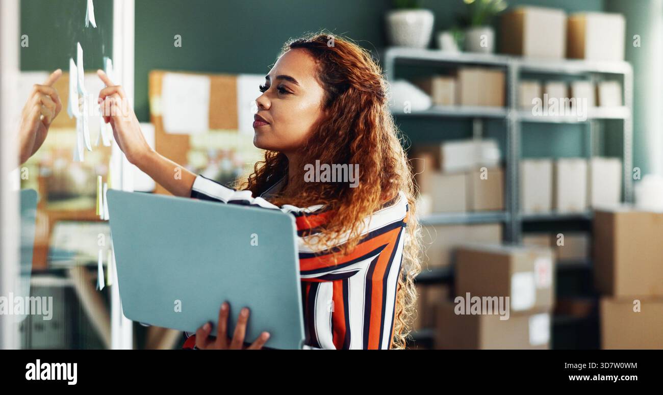 Kleine Unternehmen, Versand und Frau auf Tablet mit Glasplatte für Lieferkette, Online-Bestellungen und Planung. Büro, Start-up und Mitarbeiter im Bereich digitale Technologie Stockfoto