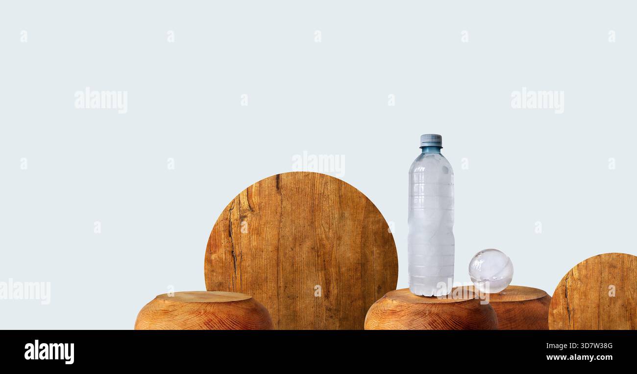 Eiskalte, nebelige Flasche, Holzsockel, Eiskugeln. Podest aus Holz. Eisgefrierungs- und -schmelzprozesse. Cocktails, Tiefkühlkost, Getränke, Erfrischung Stockfoto