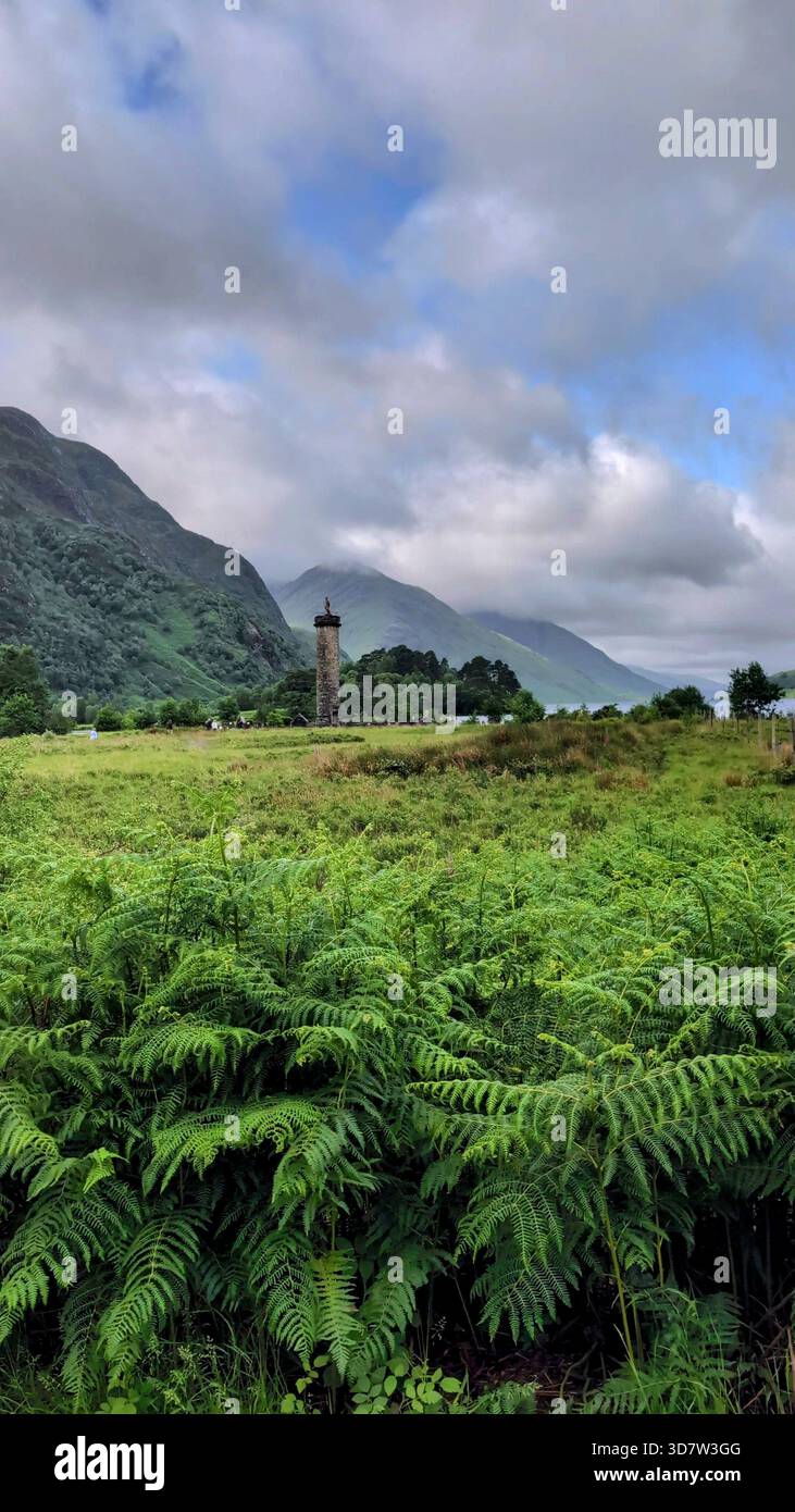 Glenfinnan Monument umgeben von üppigen grünen Hügeln und Highland Wildnis an einem ruhigen schottischen Tag Stockfoto