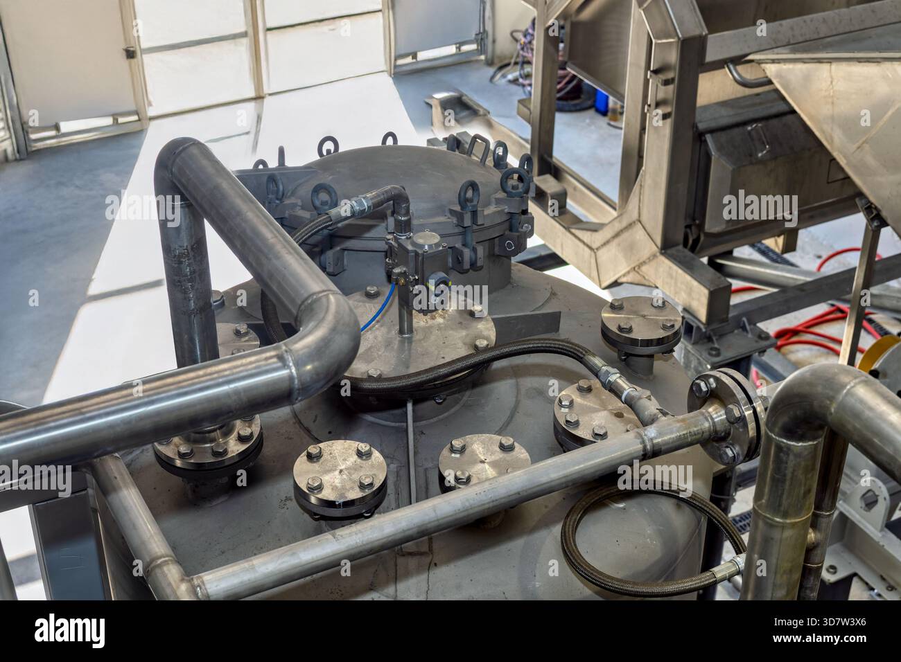 Industrielles Reaktorsystem aus Edelstahl, das für die Verarbeitung oder Verwertung von Nebenprodukten, chemische Synthese oder Verarbeitung in verschiedenen Bereichen verwendet wird Stockfoto