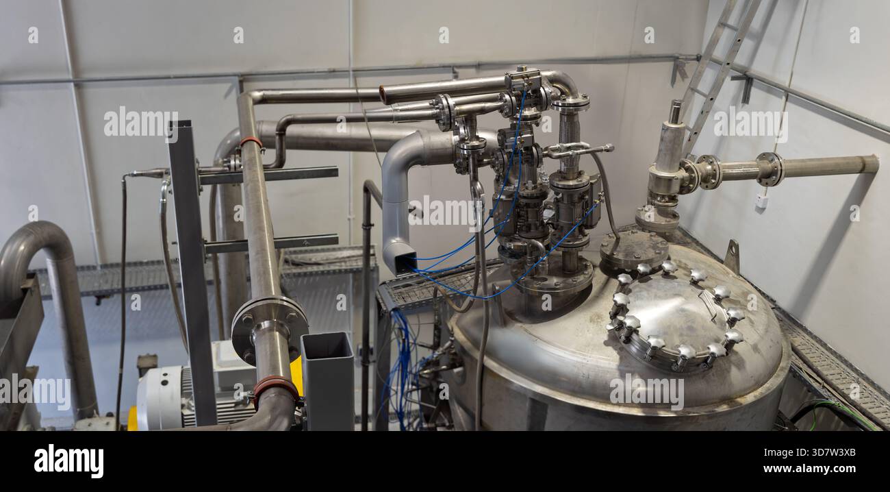 Industrielles Reaktorsystem aus Edelstahl, das für die Verarbeitung oder Verwertung von Nebenprodukten, chemische Synthese oder Verarbeitung in verschiedenen Bereichen verwendet wird Stockfoto