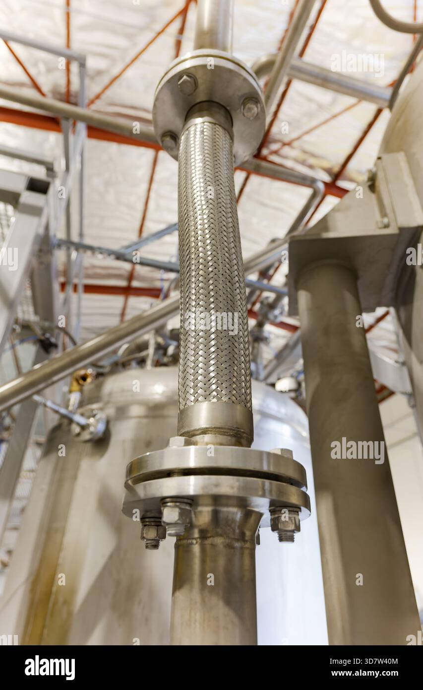 Geflochtene flexible Schlauchbaugruppe aus Edelstahl, flexibler Metallschlauch, geflochtenes Netz, Baugruppe in industriellen Rohrleitungssystemen Stockfoto
