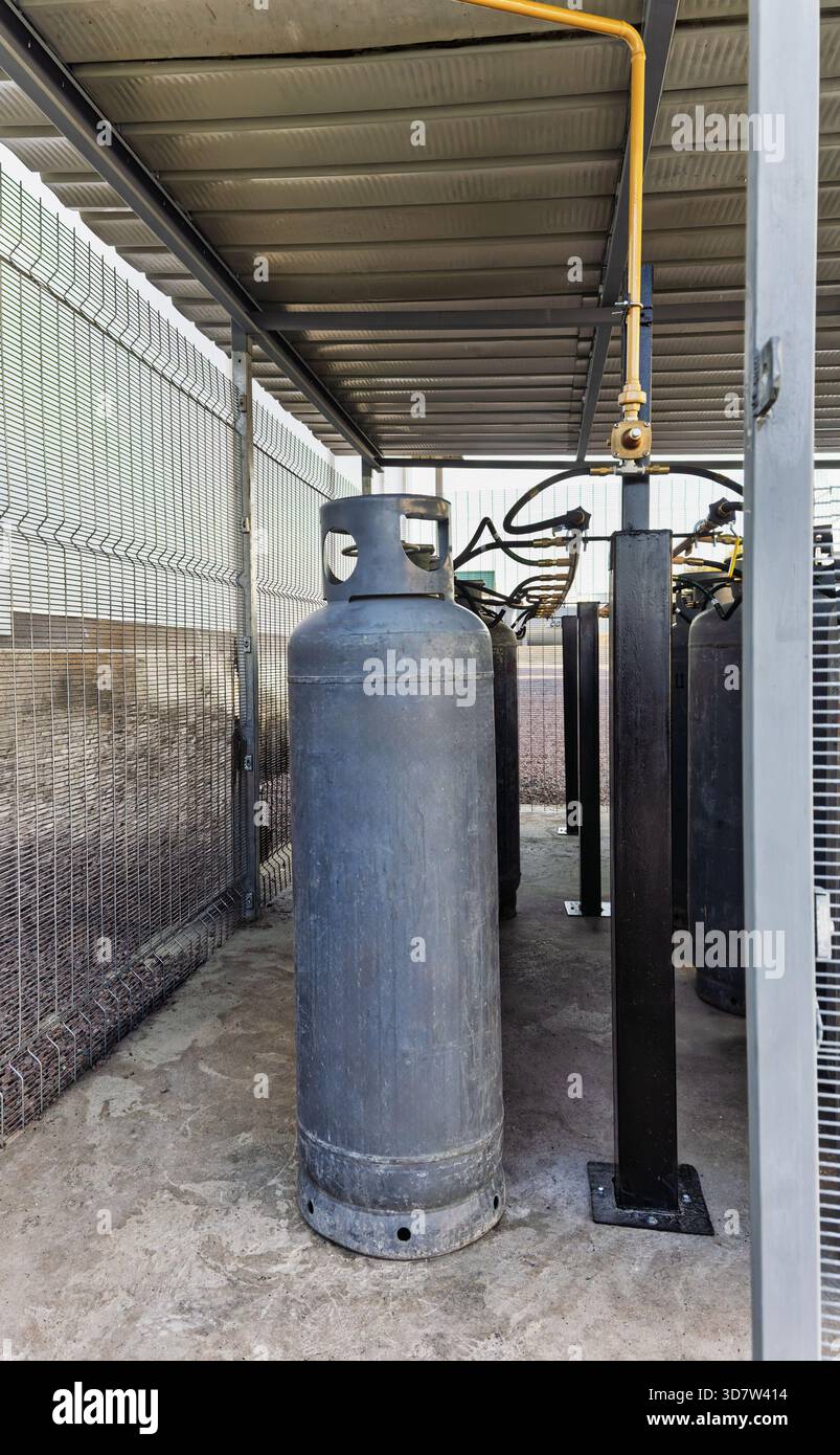 Flüssiggas-LPG-Flasche, angeschlossen an ein Gasverteiler-System lp Propan-Gas-Retikulationssystem, Methangasflaschen Butanflaschen Close Stockfoto