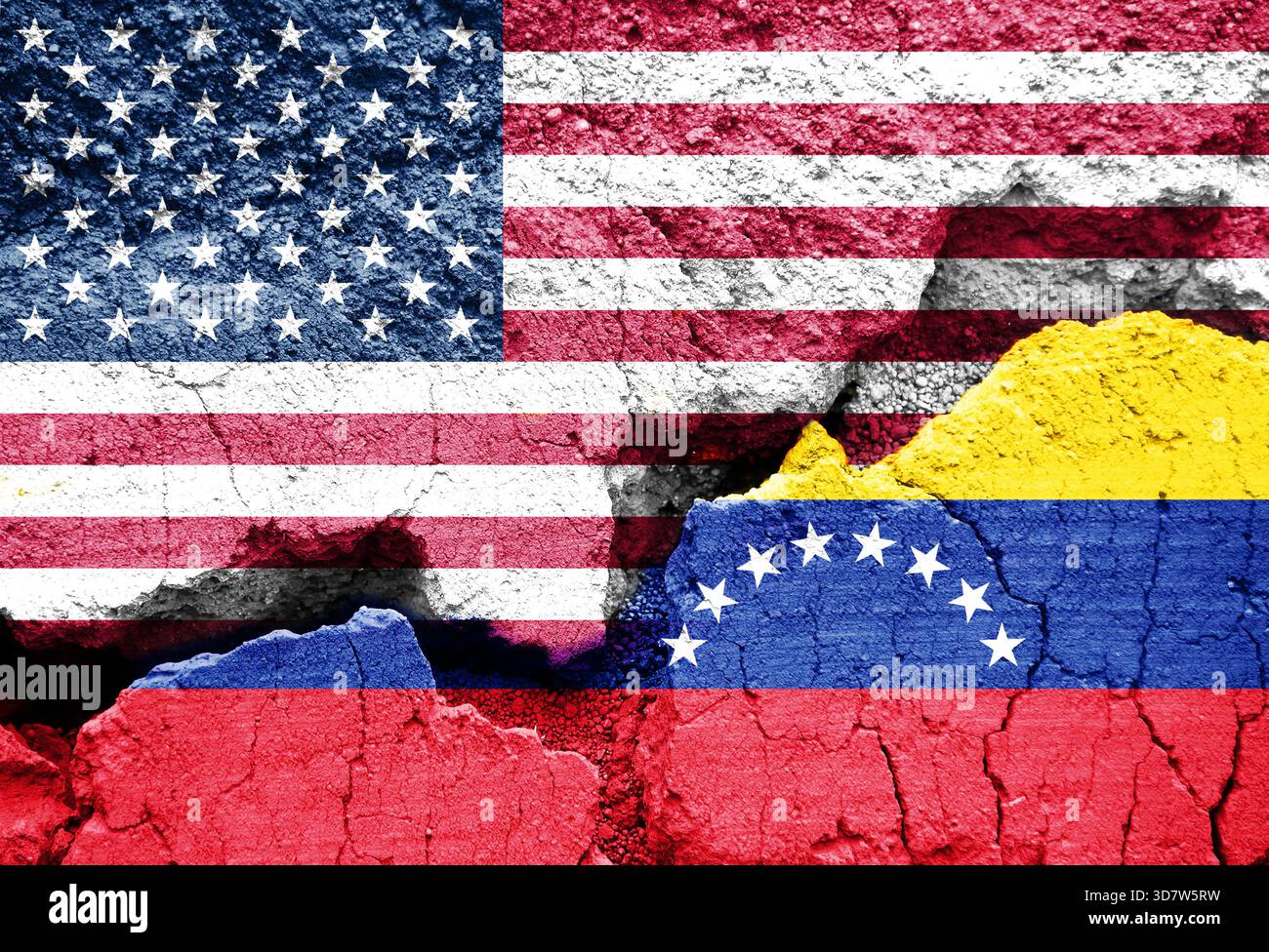Flaggen der USA und Venezuelas auf zerrissenem Boden. Das Konzept des Konflikts und der Spannungen zwischen zwei Nationen, Washington und Caracas Stockfoto