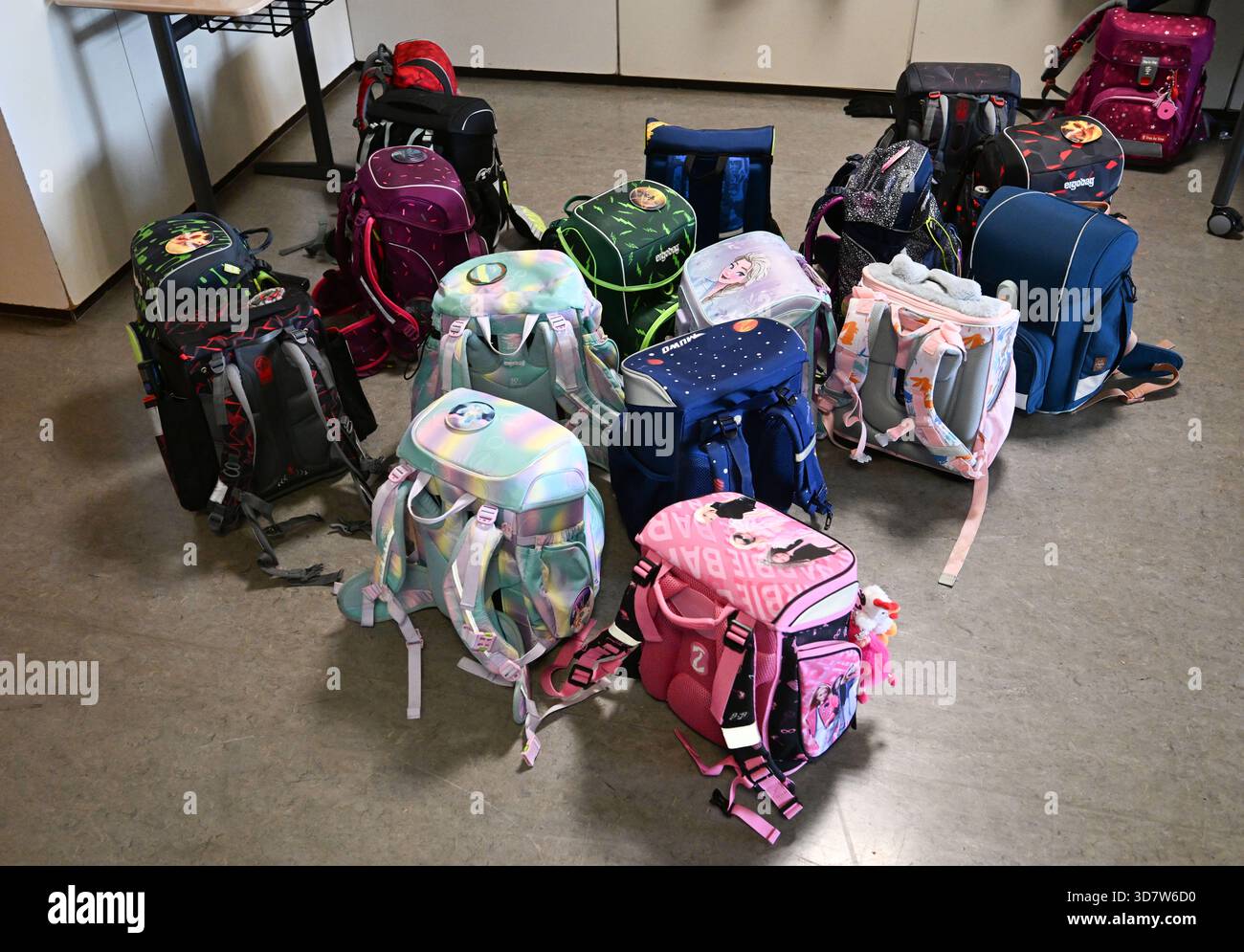 PRODUKTION - 05. November 2025, Baden-Württemberg, Stuttgart: Schultaschen stehen und liegen vor einer 4. Klasse in einer Grundschule. Foto: Bernd Weißbrod/dpa Stockfoto