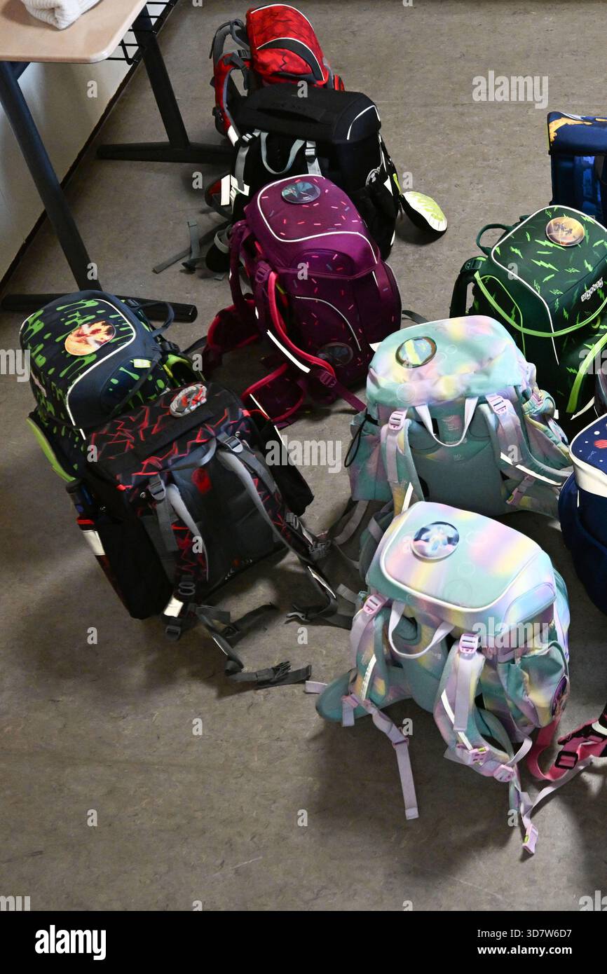 PRODUKTION - 05. November 2025, Baden-Württemberg, Stuttgart: Schultaschen stehen und liegen vor einer 4. Klasse in einer Grundschule. Foto: Bernd Weißbrod/dpa Stockfoto