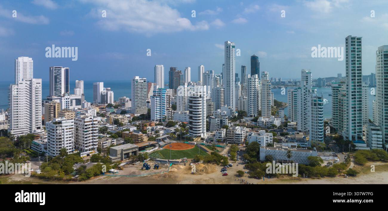 Skyline einer modernen Stadt mit hohen Gebäuden und Blick auf die Küste. Cartagena, Kolumbien Stockfoto
