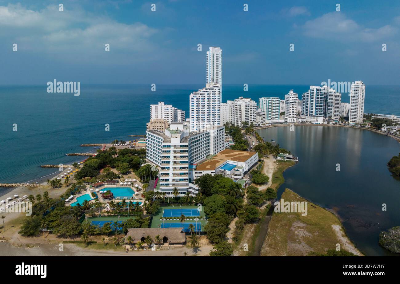 Blick aus der Vogelperspektive auf die Skyline der Küstenstadt mit hohen Gebäuden und dem Ozean. Cartagena, Kolumbien Stockfoto