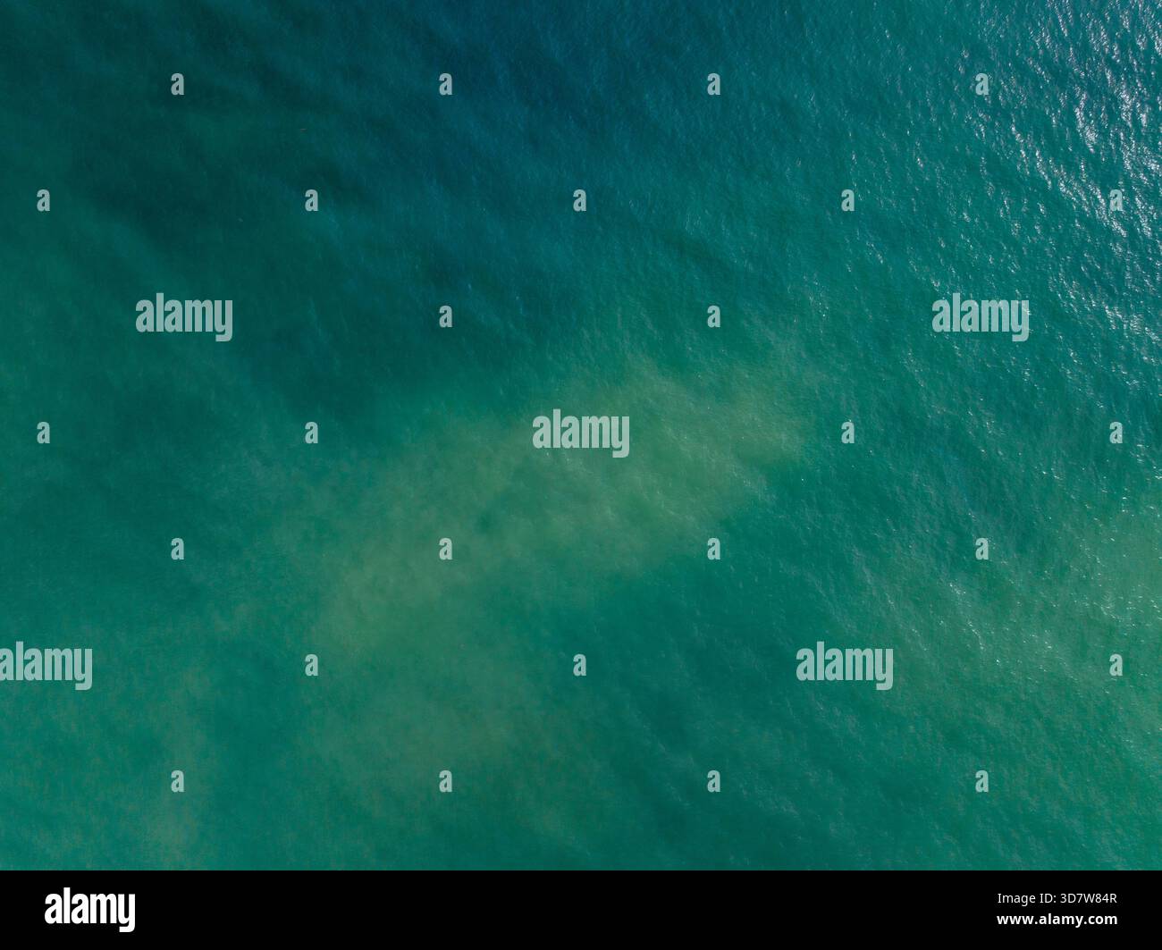 Blick aus der Vogelperspektive auf türkisfarbenes Meereswasser mit sanften Wellen und plätschernden Texturen. Cartagena, Kolumbien Stockfoto