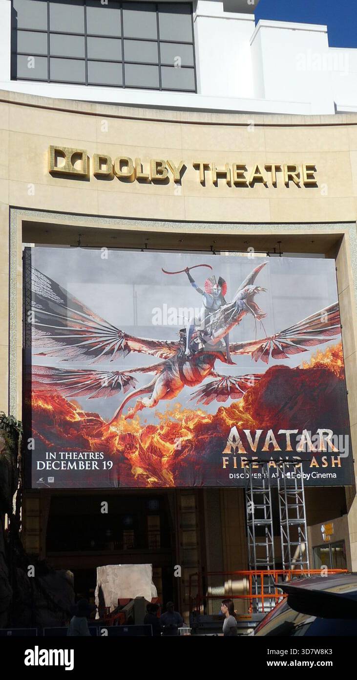 Los Angeles, Kalifornien, USA 26. November 2025 James Cameron Avatar Fire and Ash Movie Banner und Premiere Setup am 26. November 2025 in Los Angeles, Kalifornien, USA. Foto: Barry King/Alamy Stock Photo Stockfoto