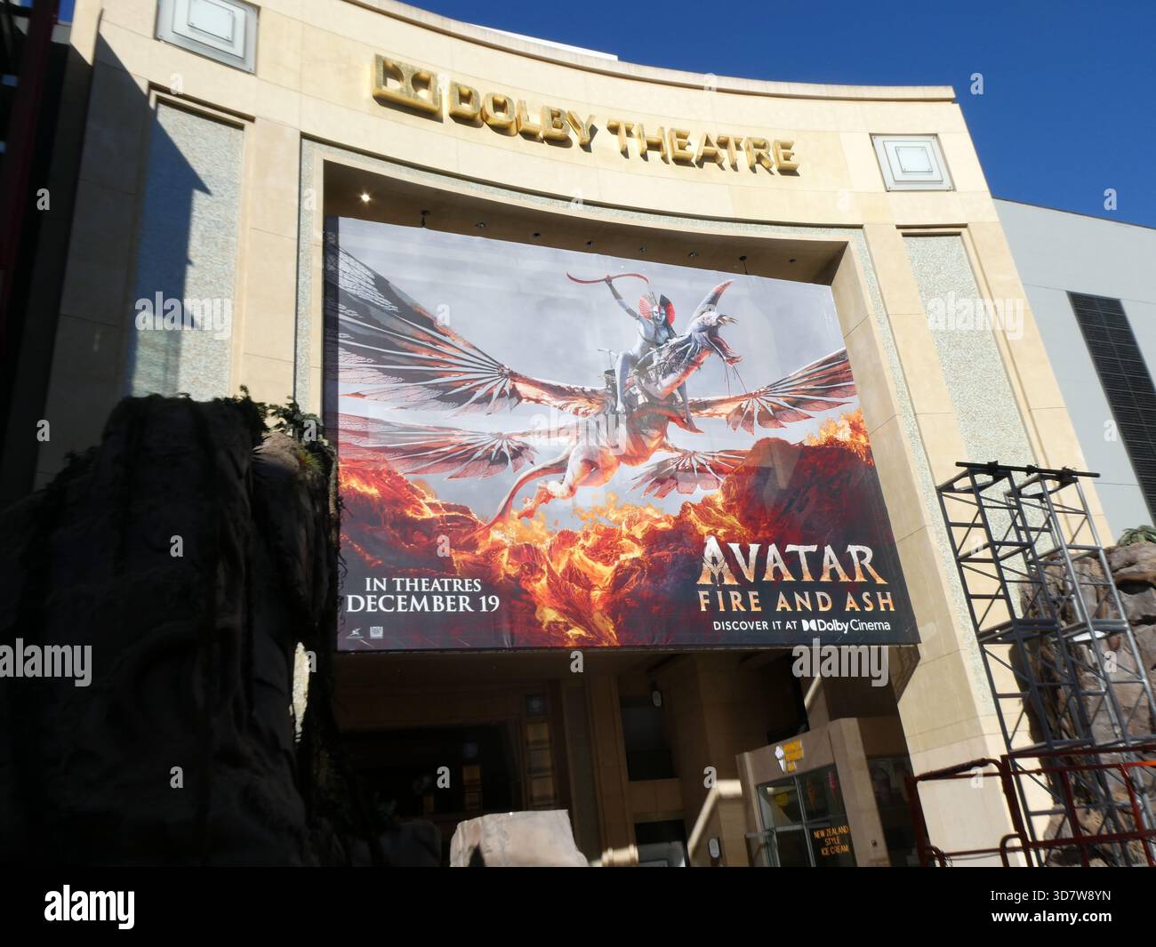 Los Angeles, Kalifornien, USA 26. November 2025 James Cameron Avatar Fire and Ash Movie Banner und Premiere Setup am 26. November 2025 in Los Angeles, Kalifornien, USA. Foto: Barry King/Alamy Stock Photo Stockfoto